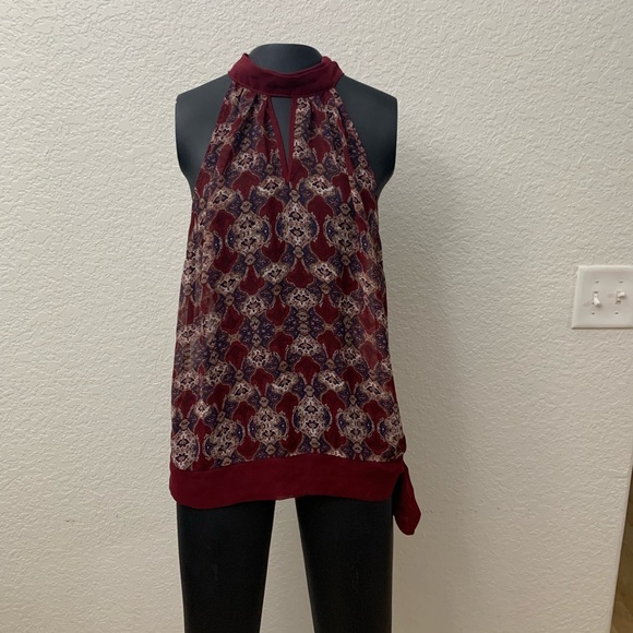 Sleeveless neck buttoned flowy top - Picture 1 of 4